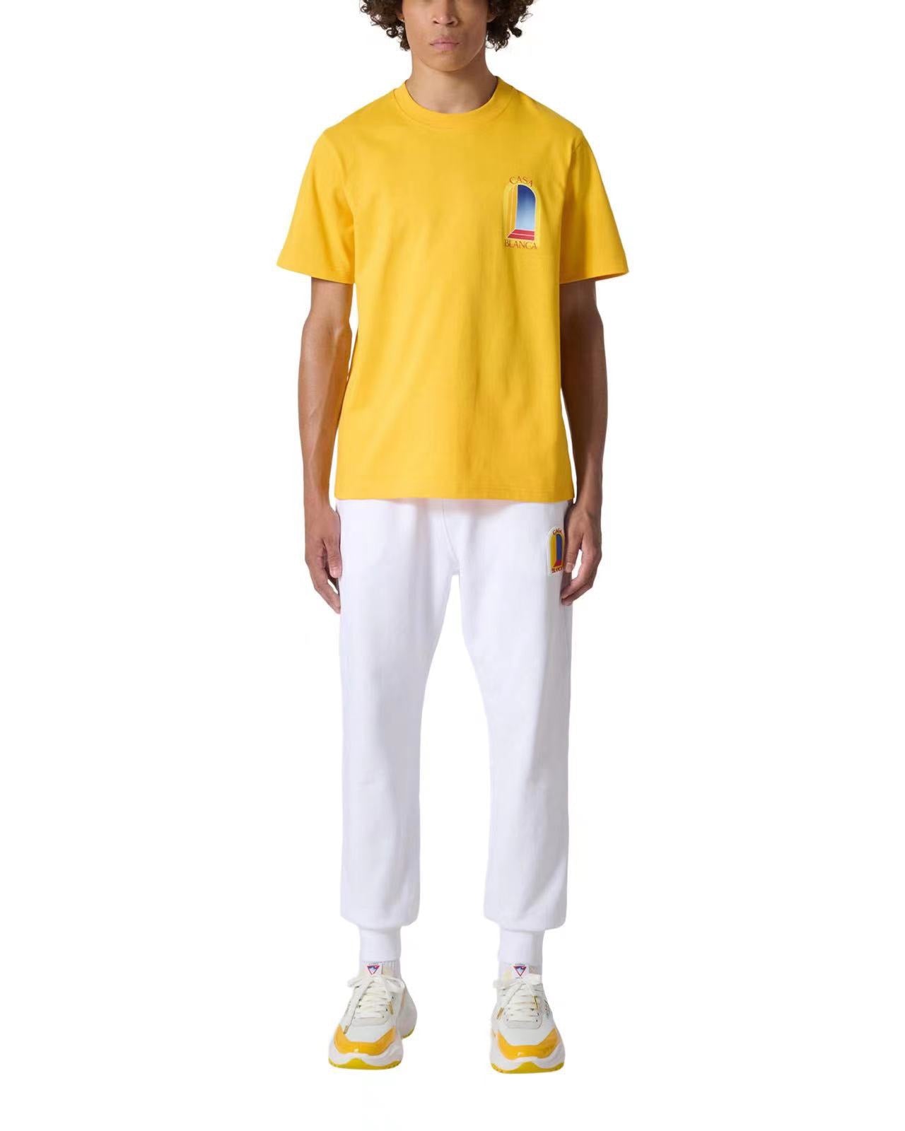Gelbes und weißes T-Shirt