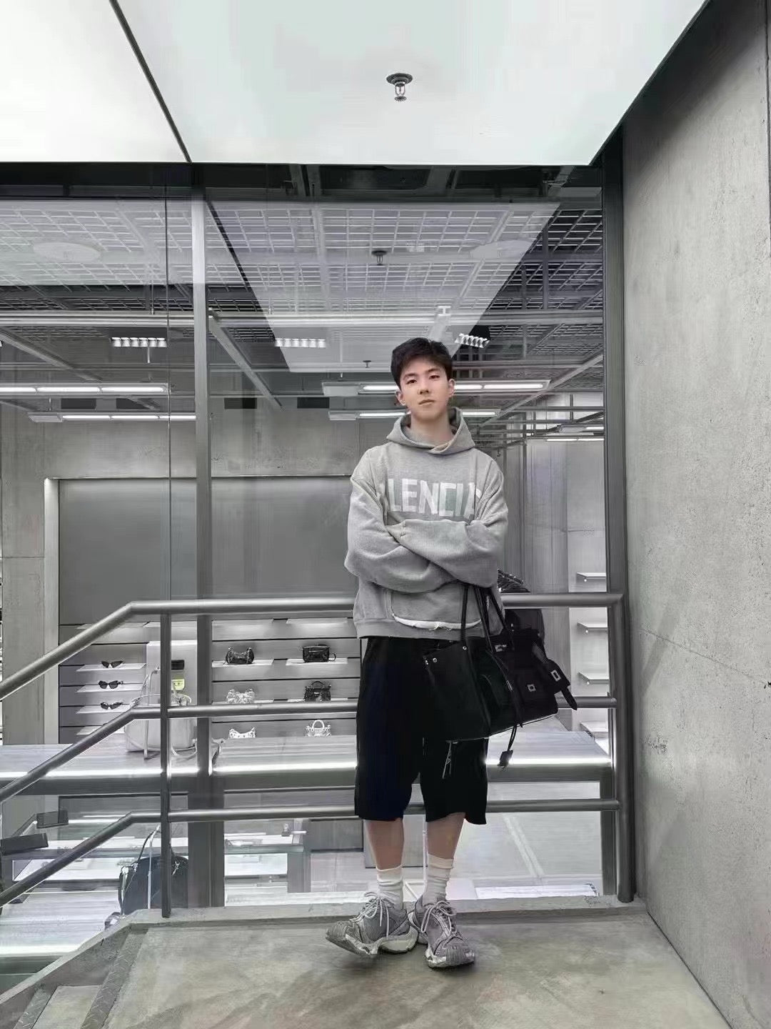 Grauer Hoodie