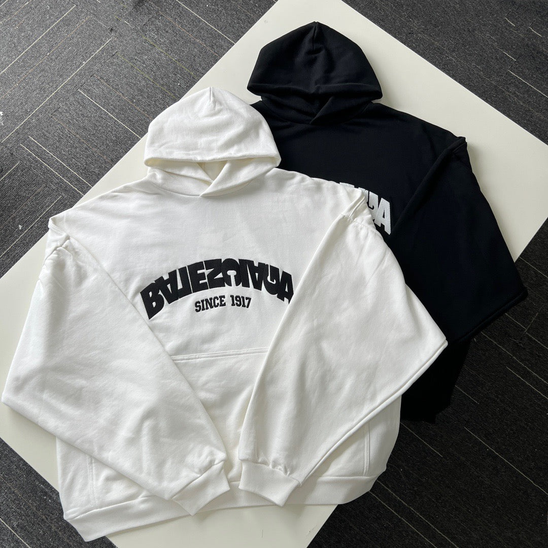 Schwarz-weißer Kapuzenpullover