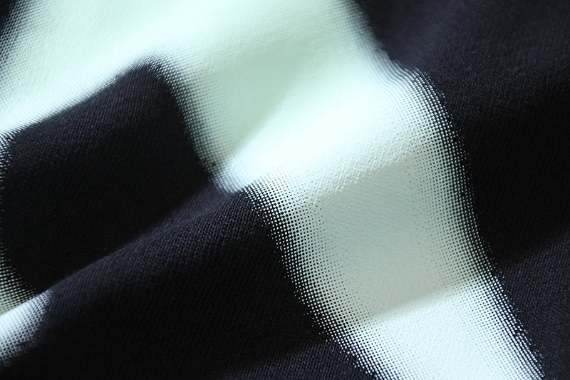 سويت شيرت أبيض وأسود