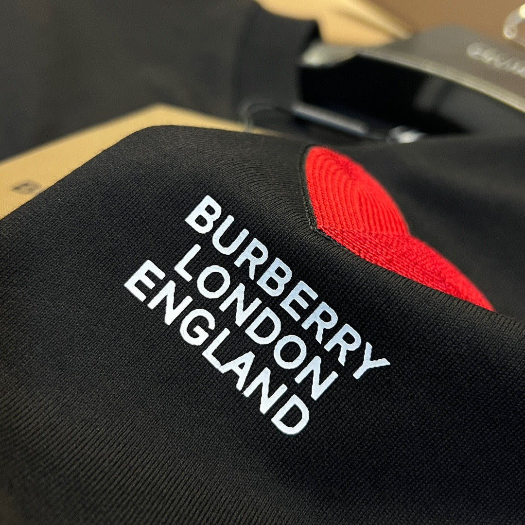 تي شيرت أبيض وأسود