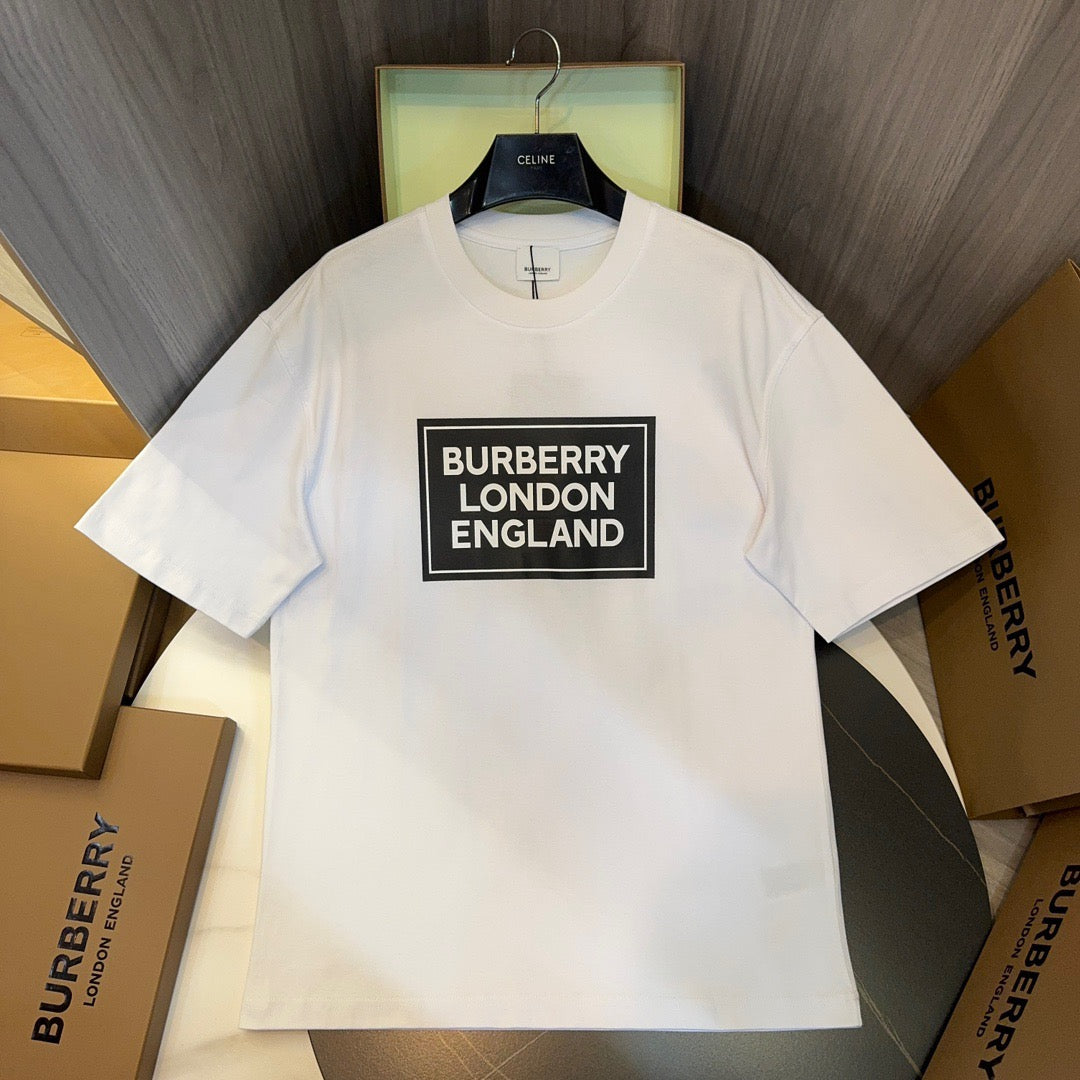 Schwarzes, weißes, khakifarbenes und graues T-Shirt