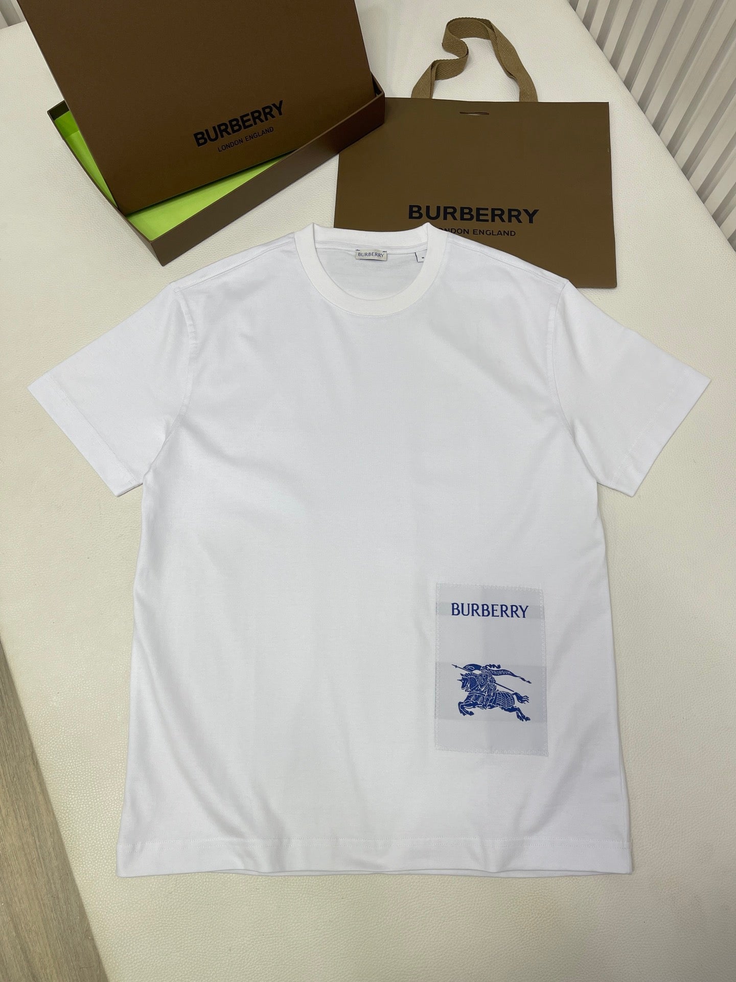 Camiseta negra, blanca y azul