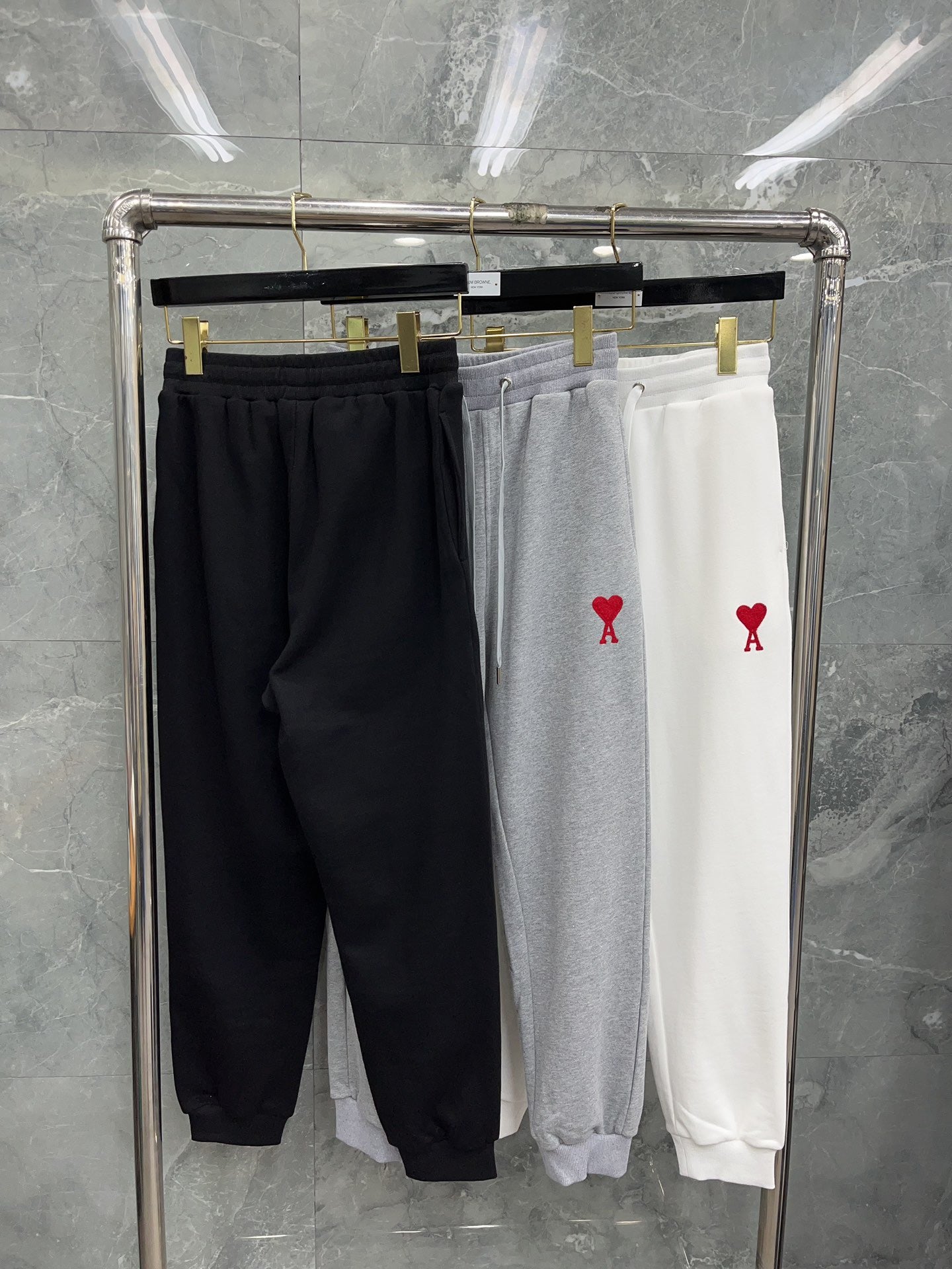 بنطال أسود ورمادي وأبيض