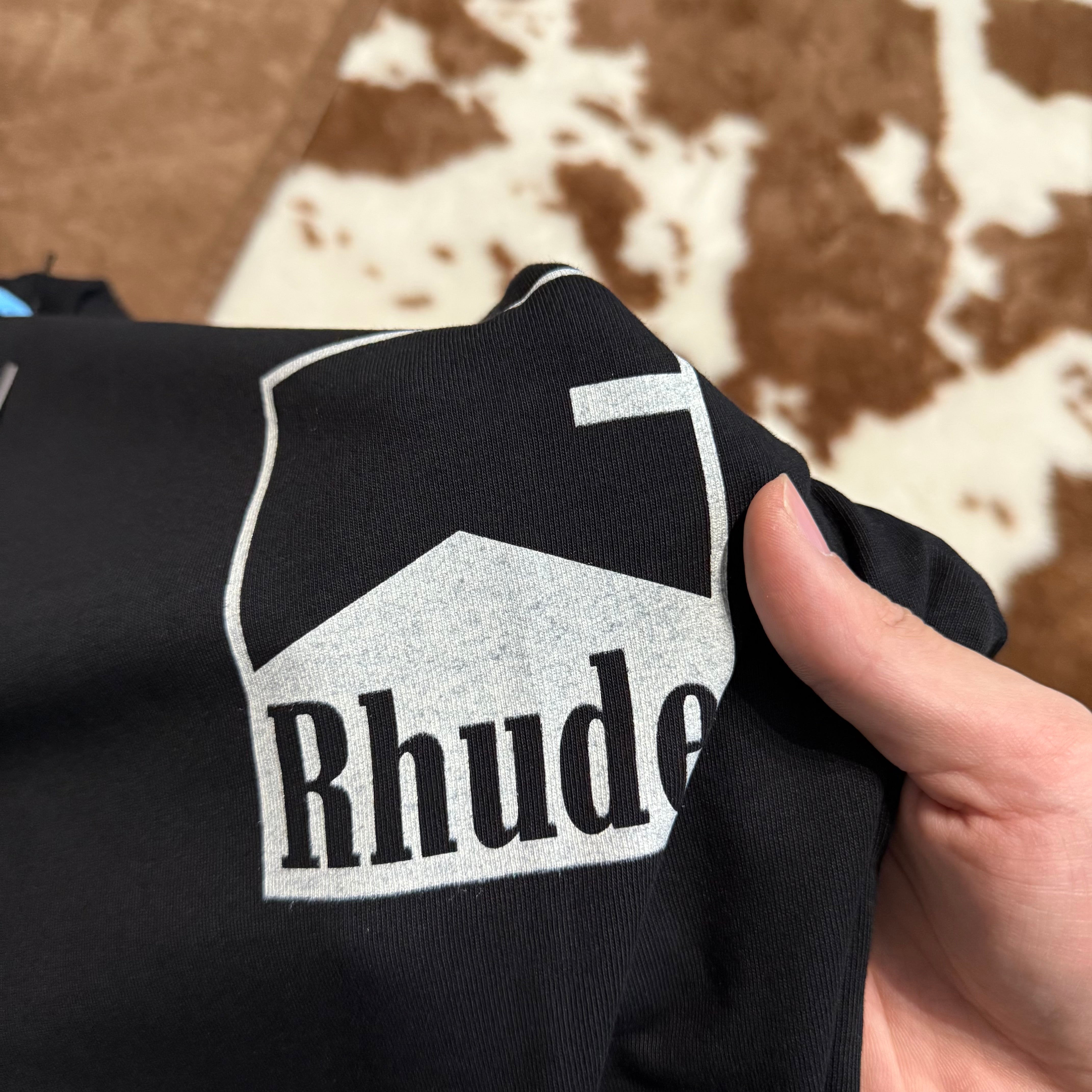 Schwarz-weißes T-Shirt