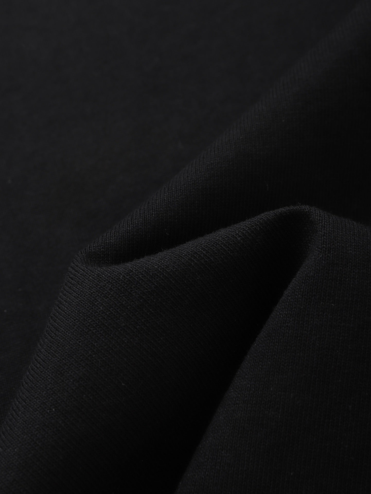 سويت شيرت رمادي وأبيض وأسود