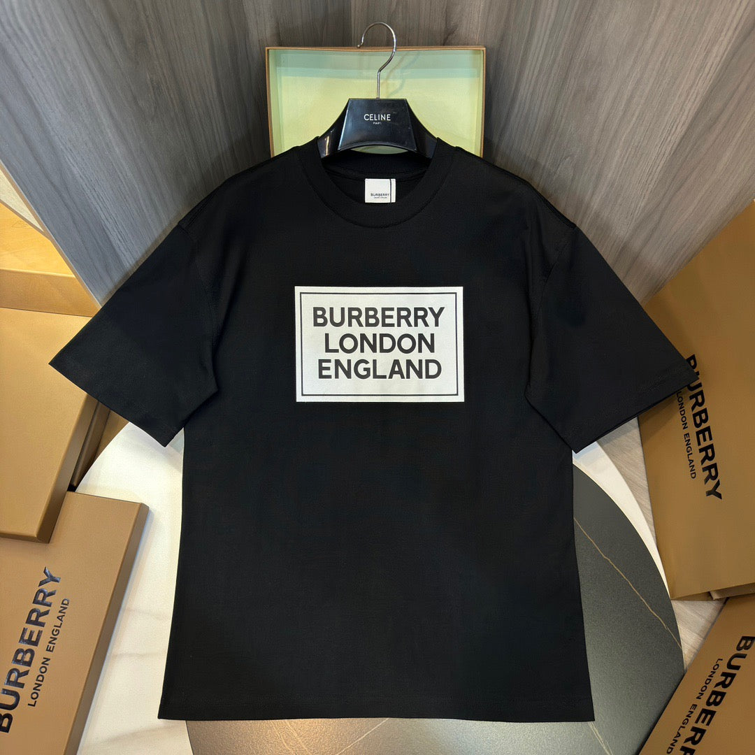 Schwarzes, weißes, khakifarbenes und graues T-Shirt