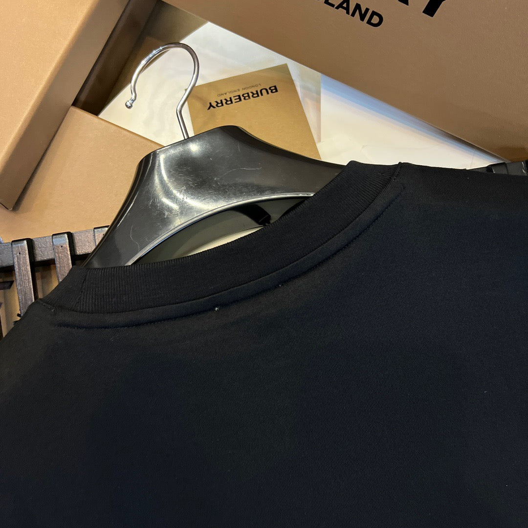 Schwarz-weißes T-Shirt