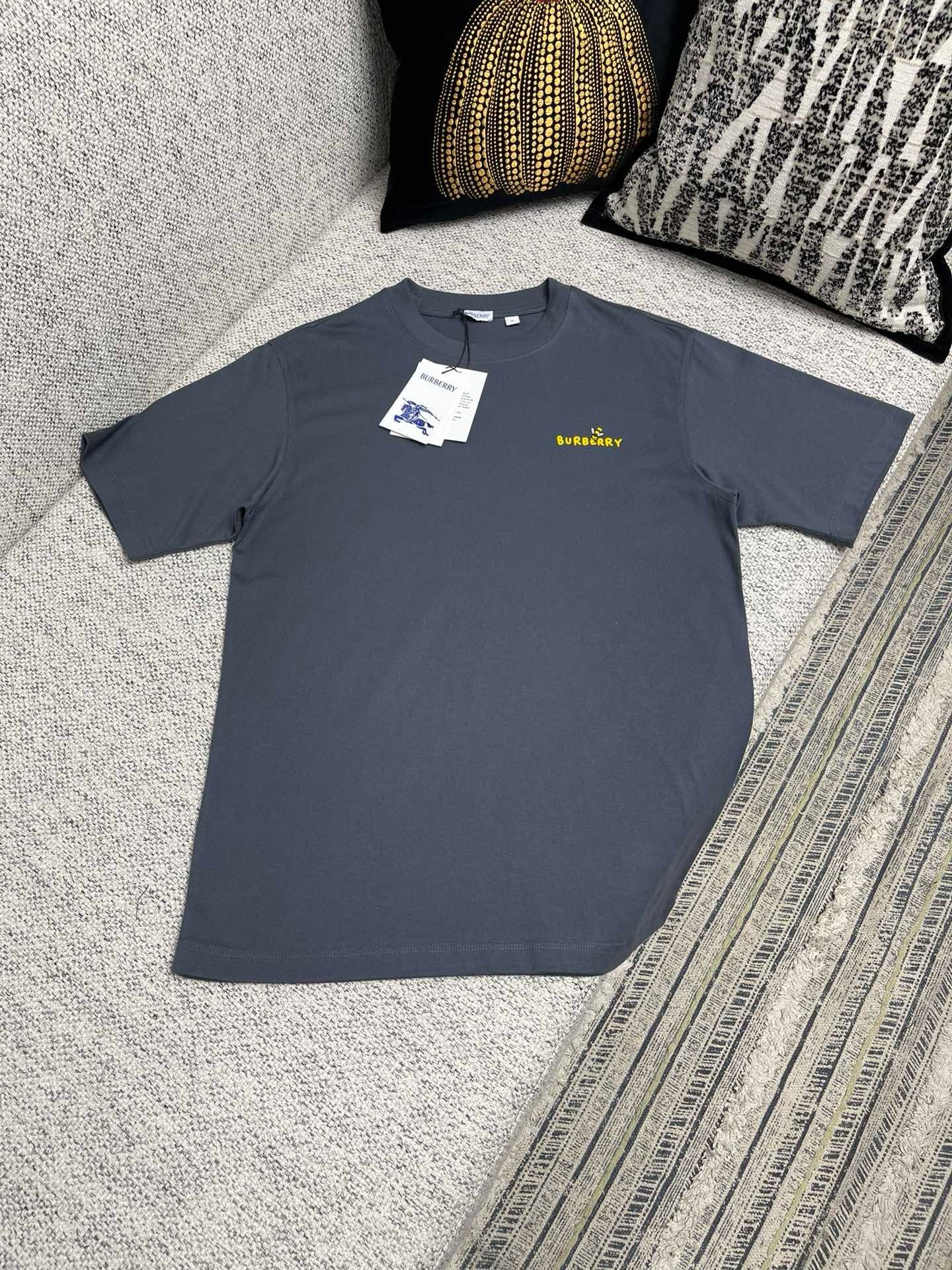 Aprikosen- und graues T-Shirt