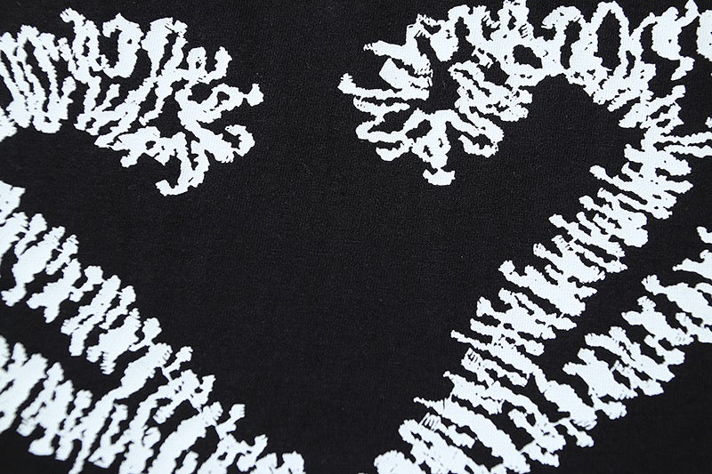 Weißes und schwarzes T-Shirt