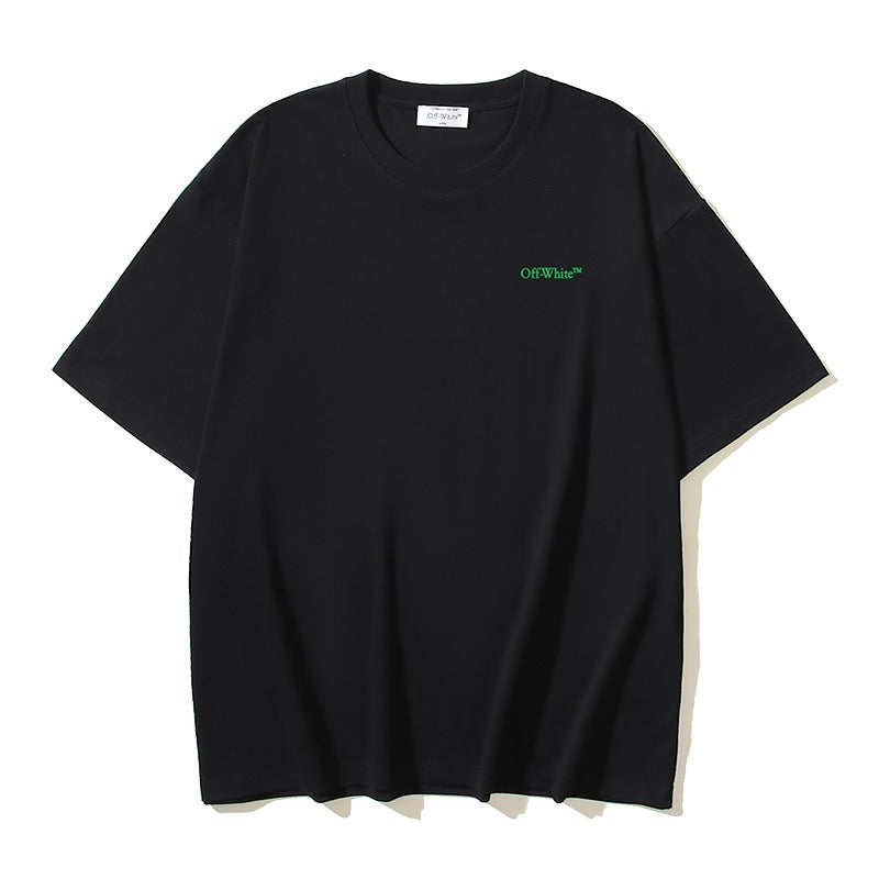 Dunkelschwarzes, schwarz-weißes T-Shirt