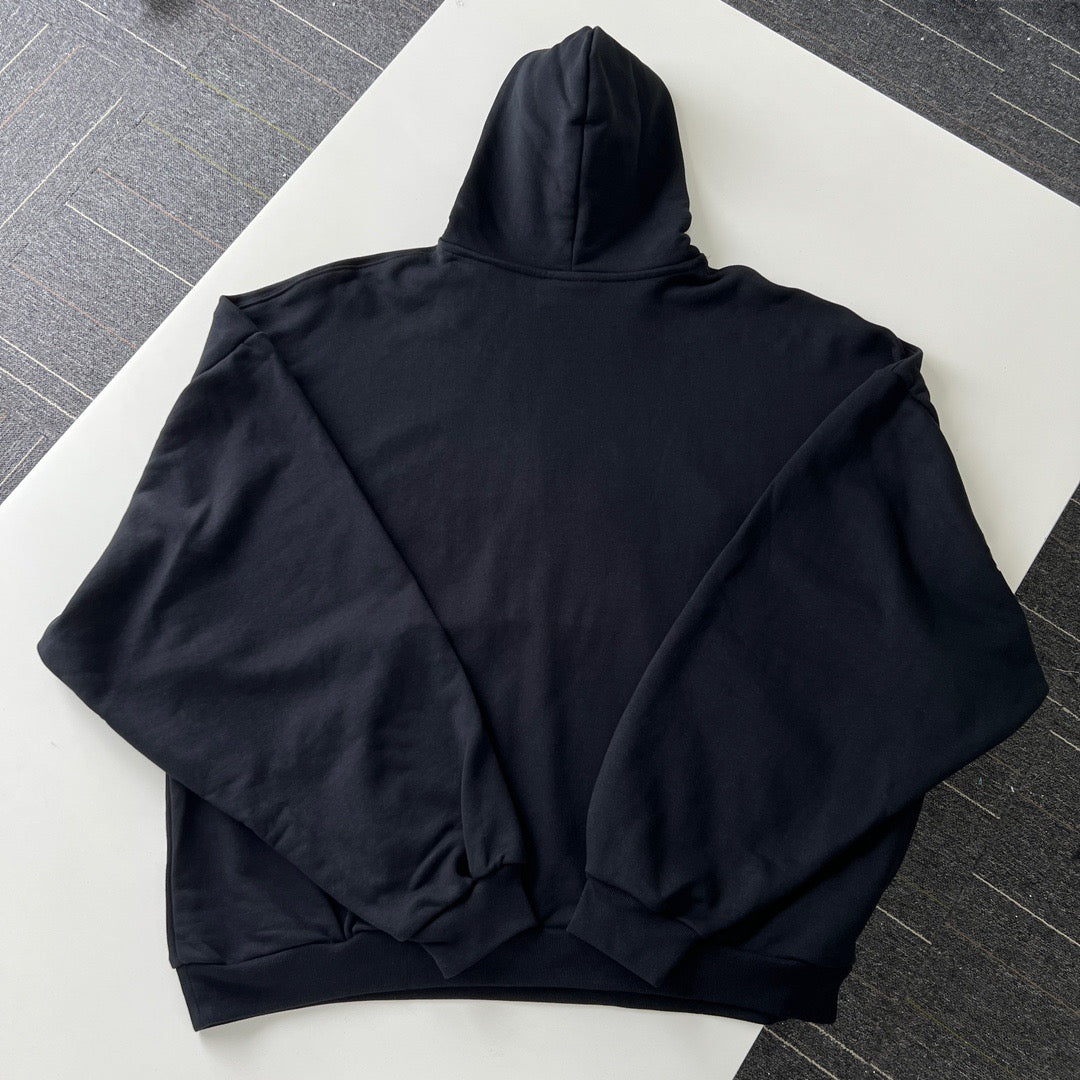 Schwarz-weißer Kapuzenpullover