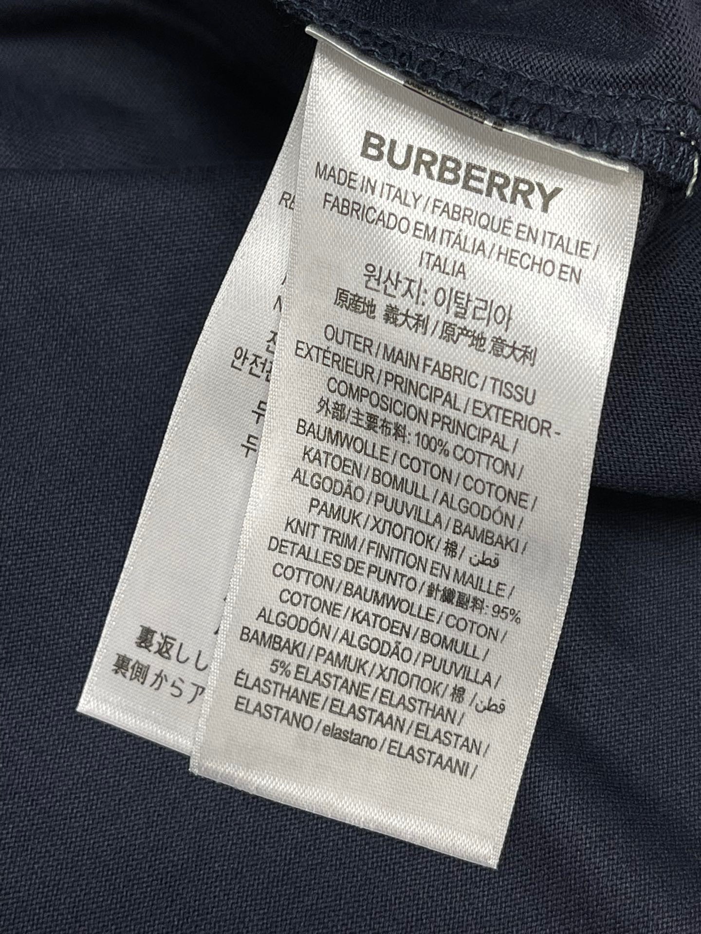 Schwarzes, weißes und blaues T-Shirt