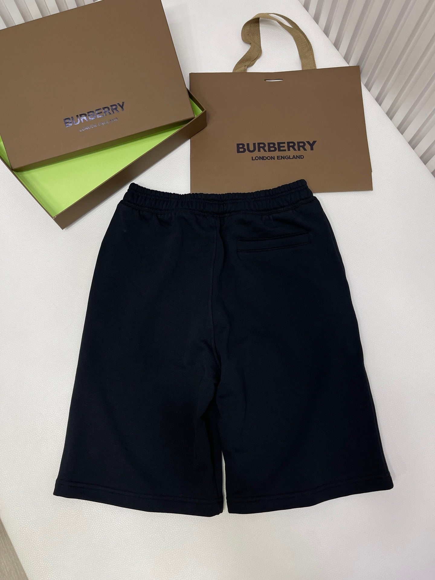 Schwarze und khakifarbene Shorts