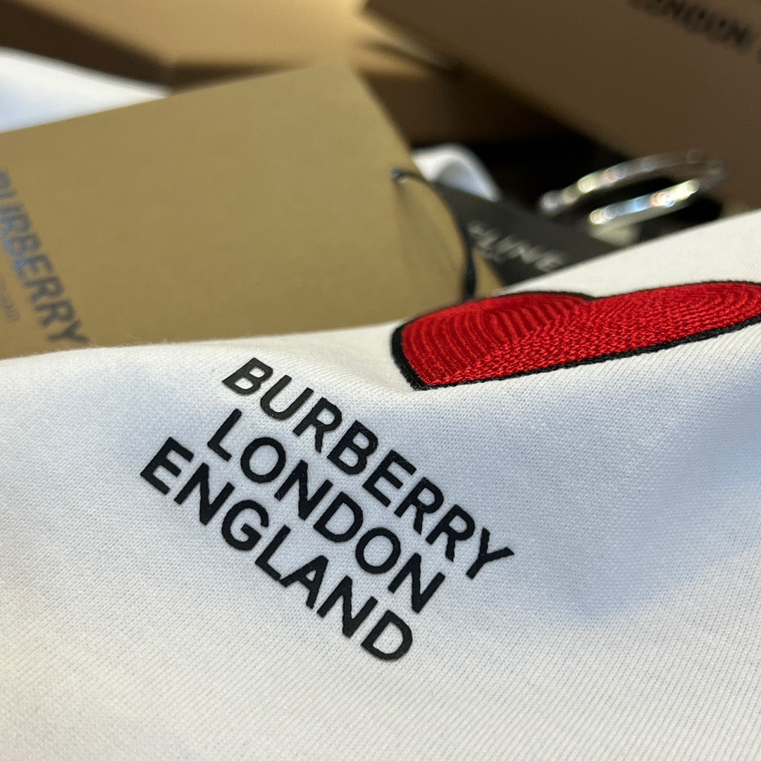 تي شيرت أبيض وأسود