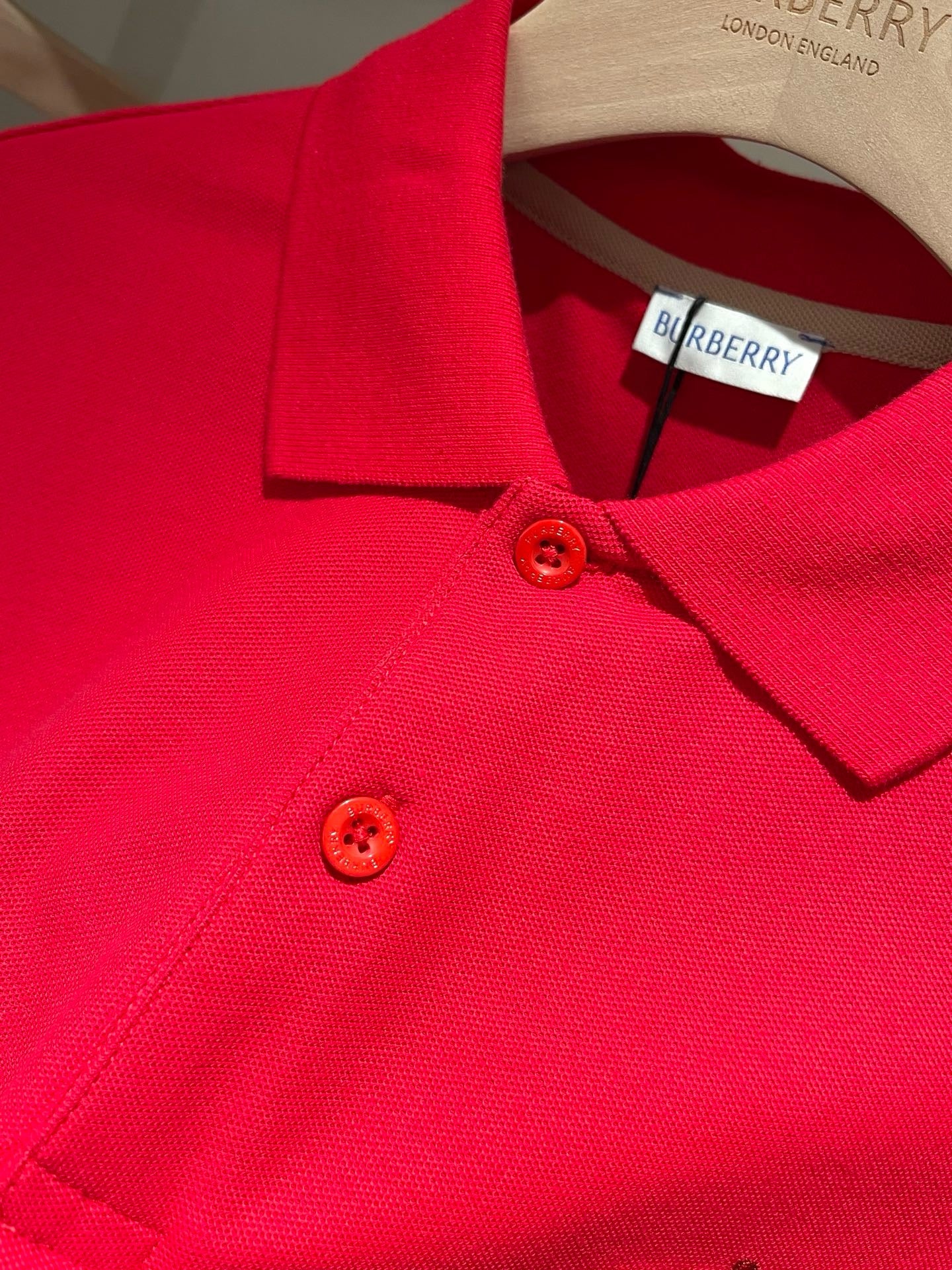 تي شيرت أحمر وأسود