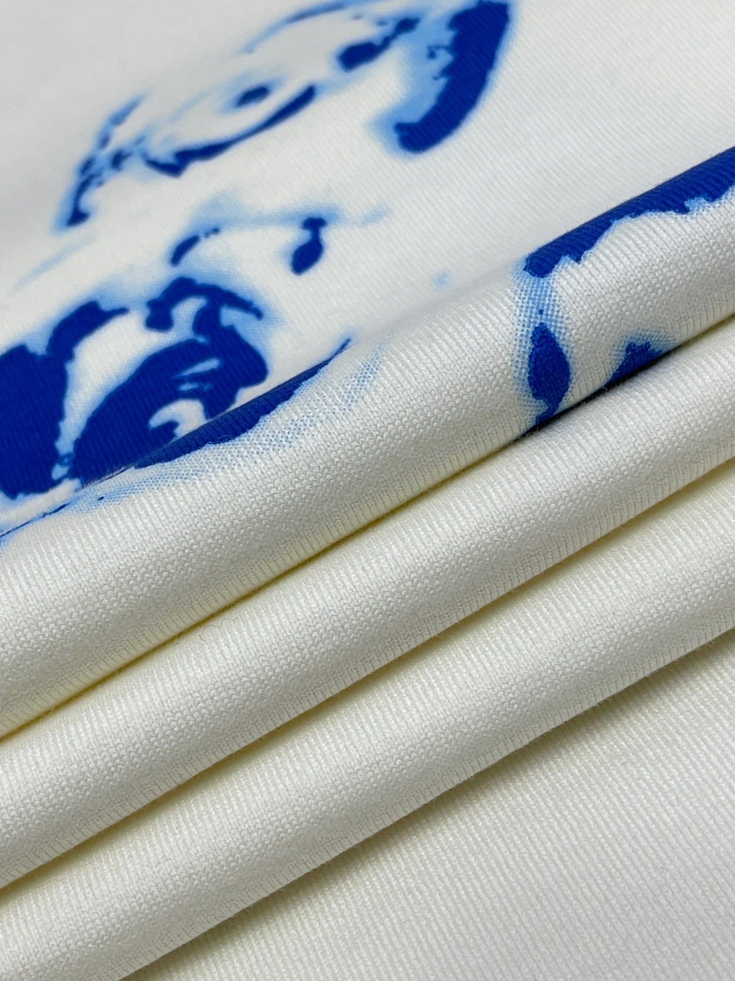 Weißes und himmelblaues T-Shirt