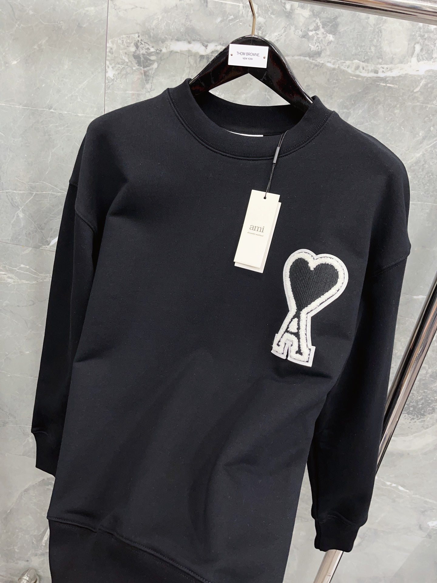 Jersey negro, gris y blanco