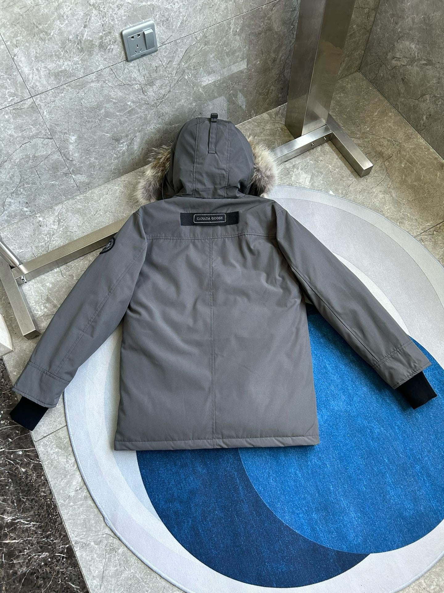 Schwarze und graue Jacke