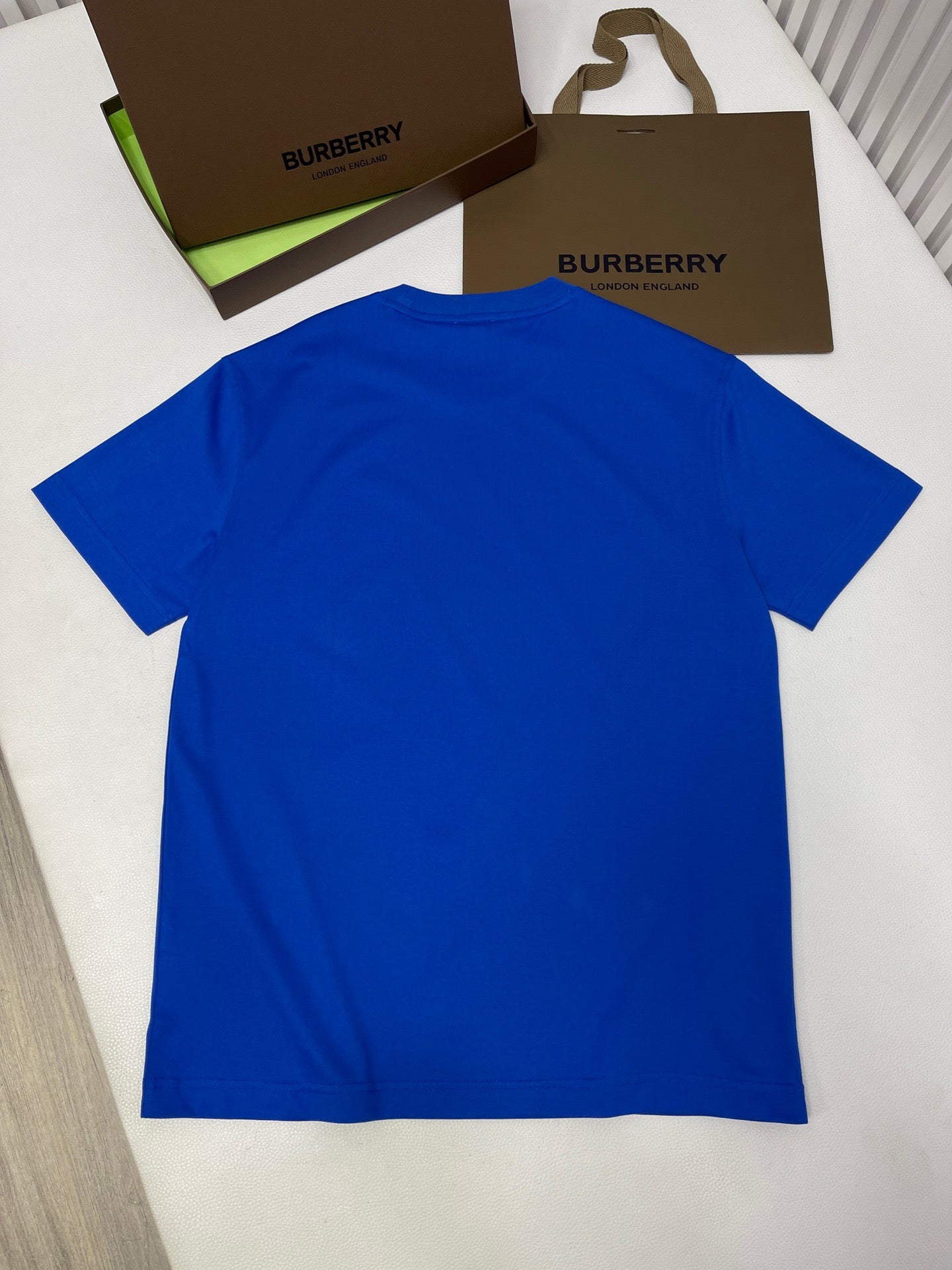 Camiseta negra, blanca y azul