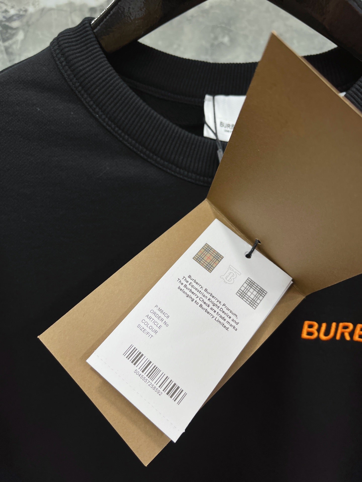 Schwarzes, dunkelblaues und orangefarbenes Trikot