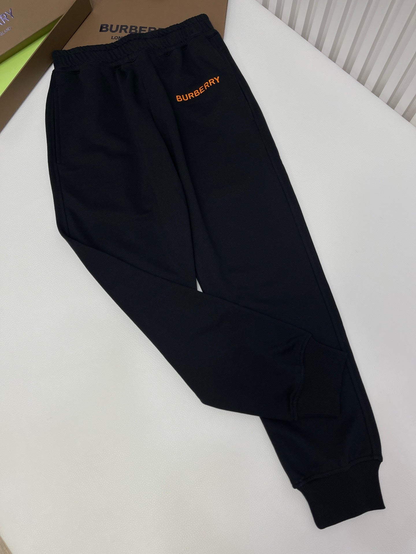 Schwarze und blaue Hose