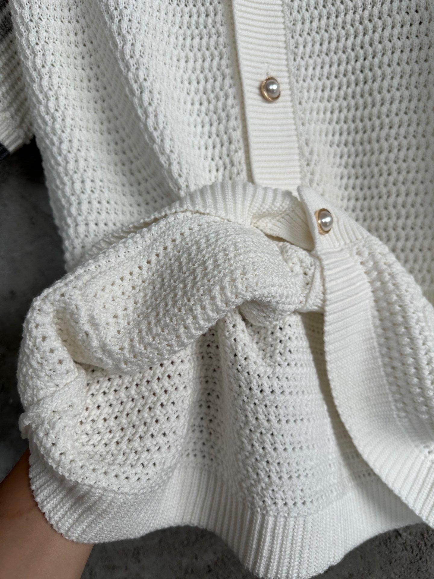 قميص أبيض أسود