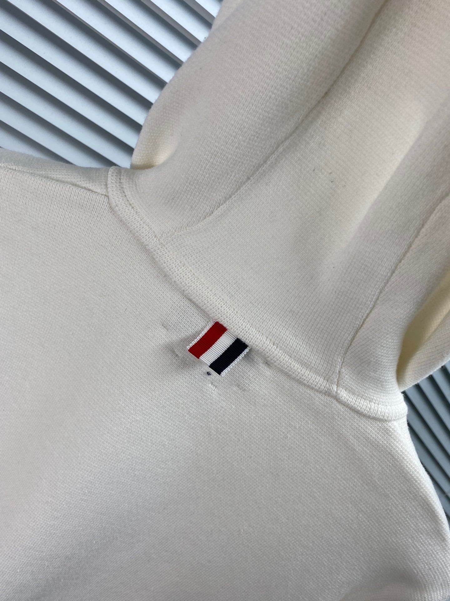 سترة متعددة الألوان