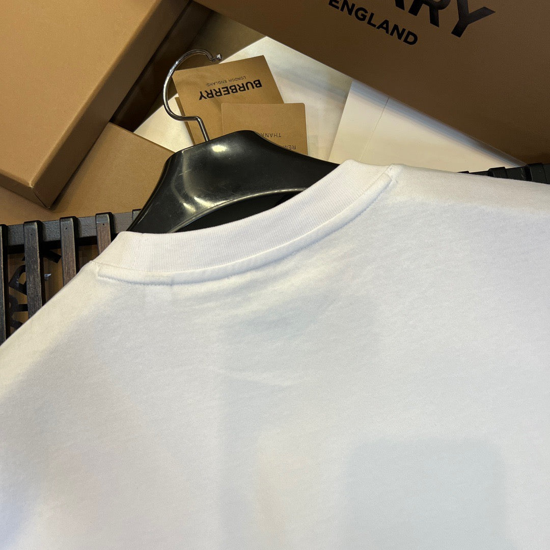 Schwarz-weißes T-Shirt