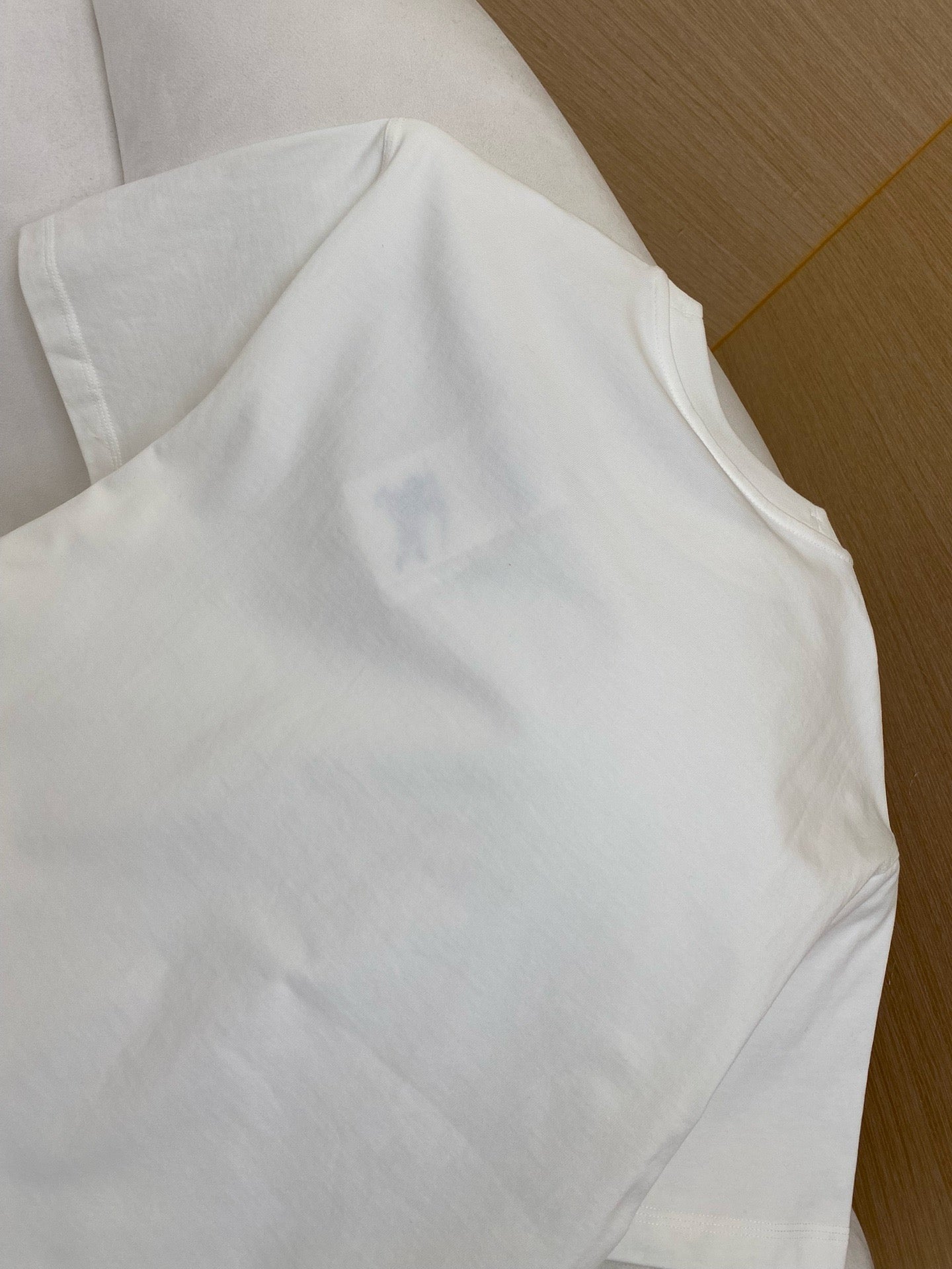 Grün-weißes T-Shirt