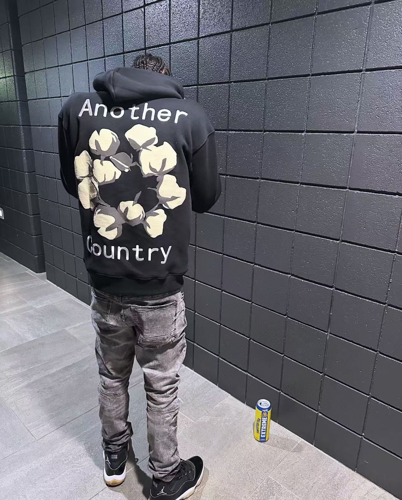 جارزة سوداء بقبعة شتوية