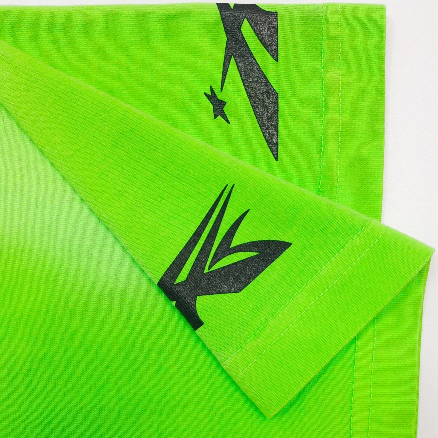 تي شيرت أخضر غامق