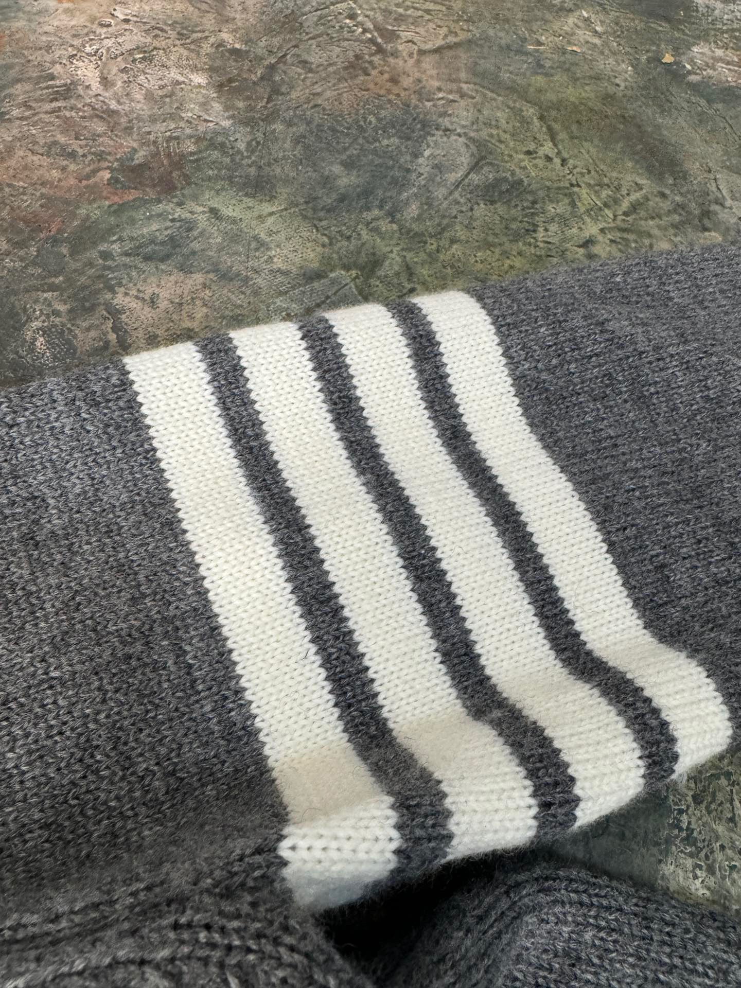 سترة متعددة الألوان