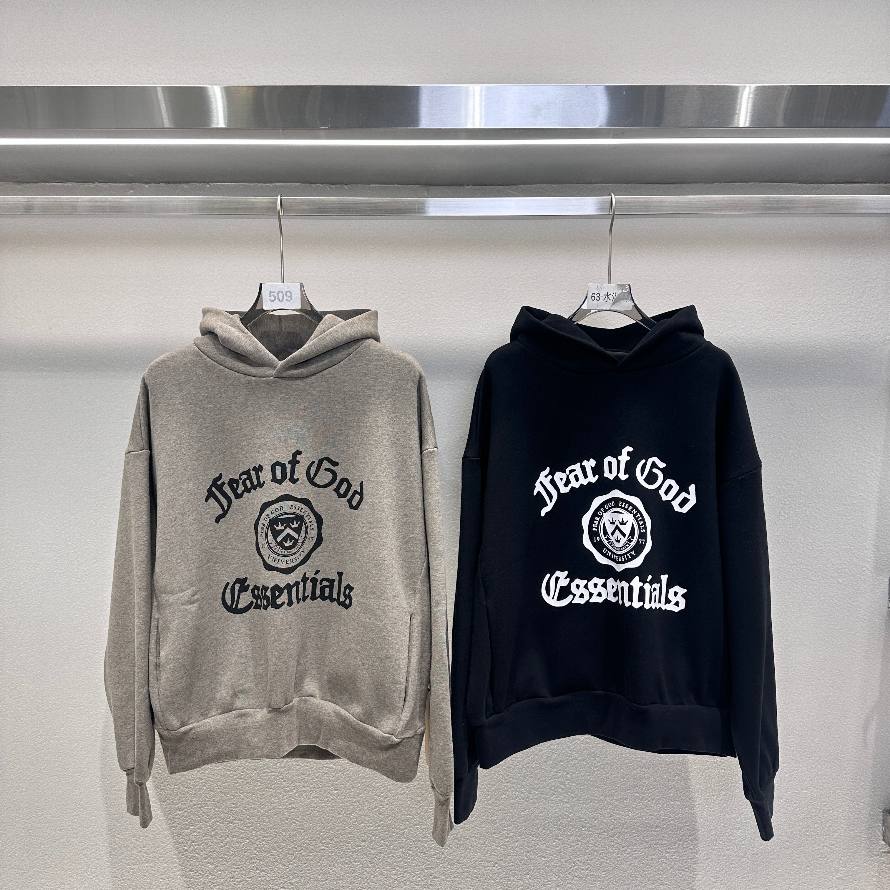 Sudadera con capucha negra y gris niebla oscura