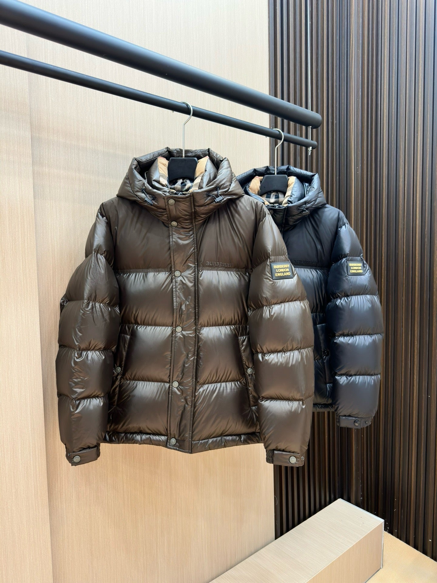 Schwarze und dunkelblaue Jacke