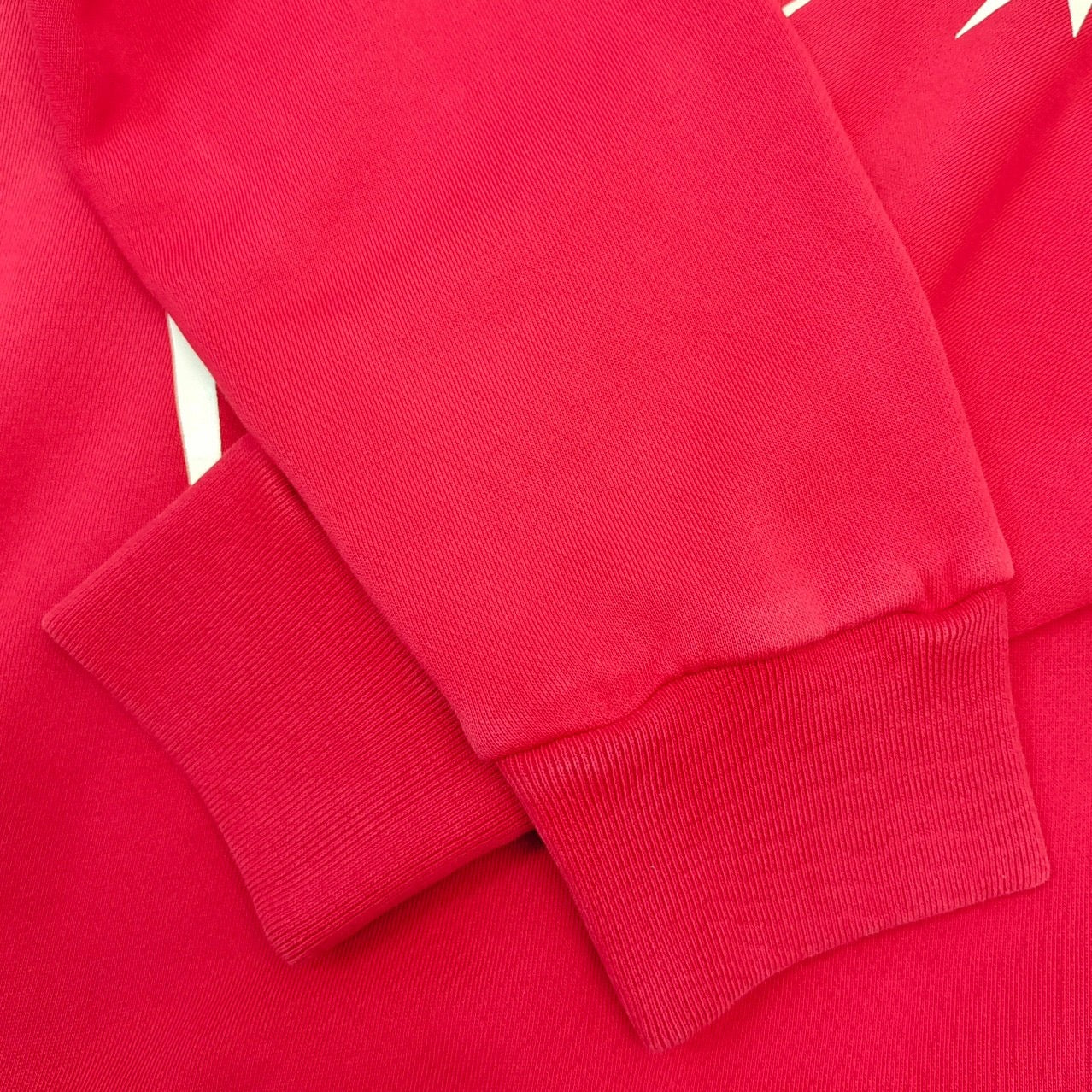 Roter Kapuzenpullover