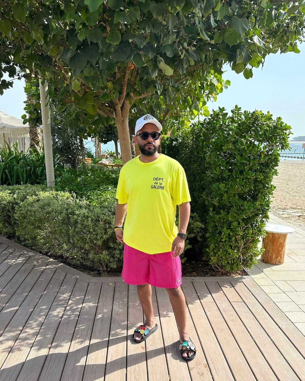 Gelbes, rosa und gelbes Organza-T-Shirt