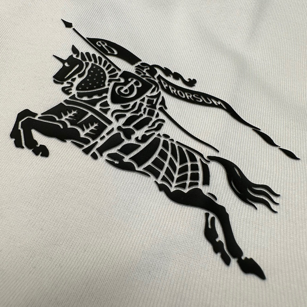 Weißes und schwarzes T-Shirt