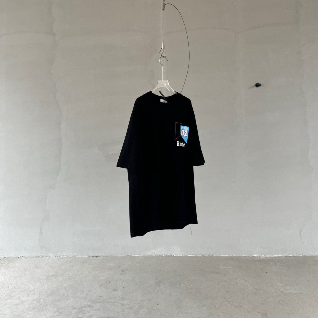 Schwarz-weißes T-Shirt
