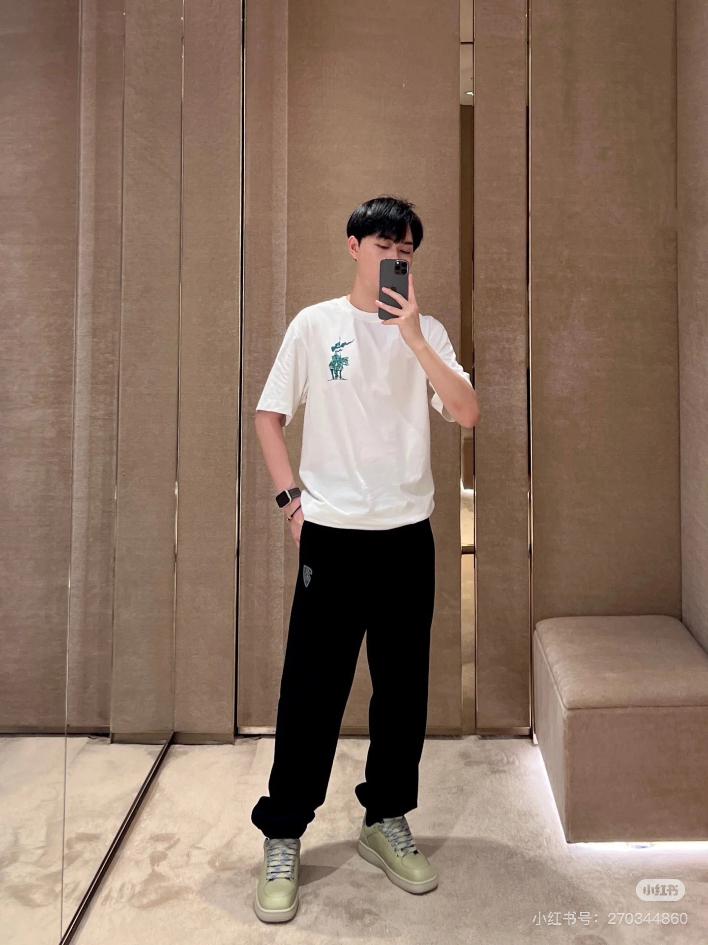 Grün-weißes T-Shirt