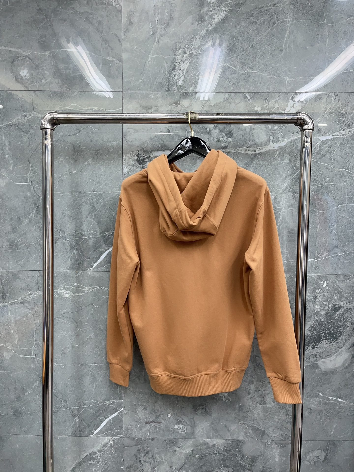 Kapuzenpullover in Schwarz, Khaki, Blau und Rot