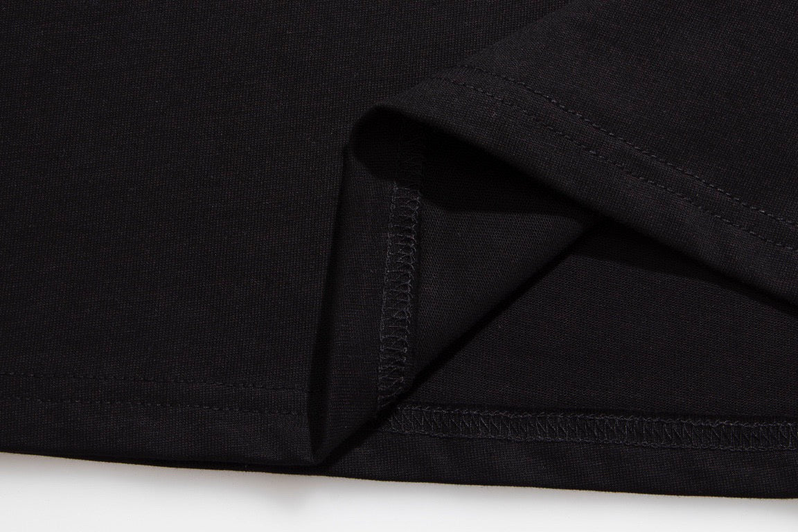 Schwarz-weißes T-Shirt