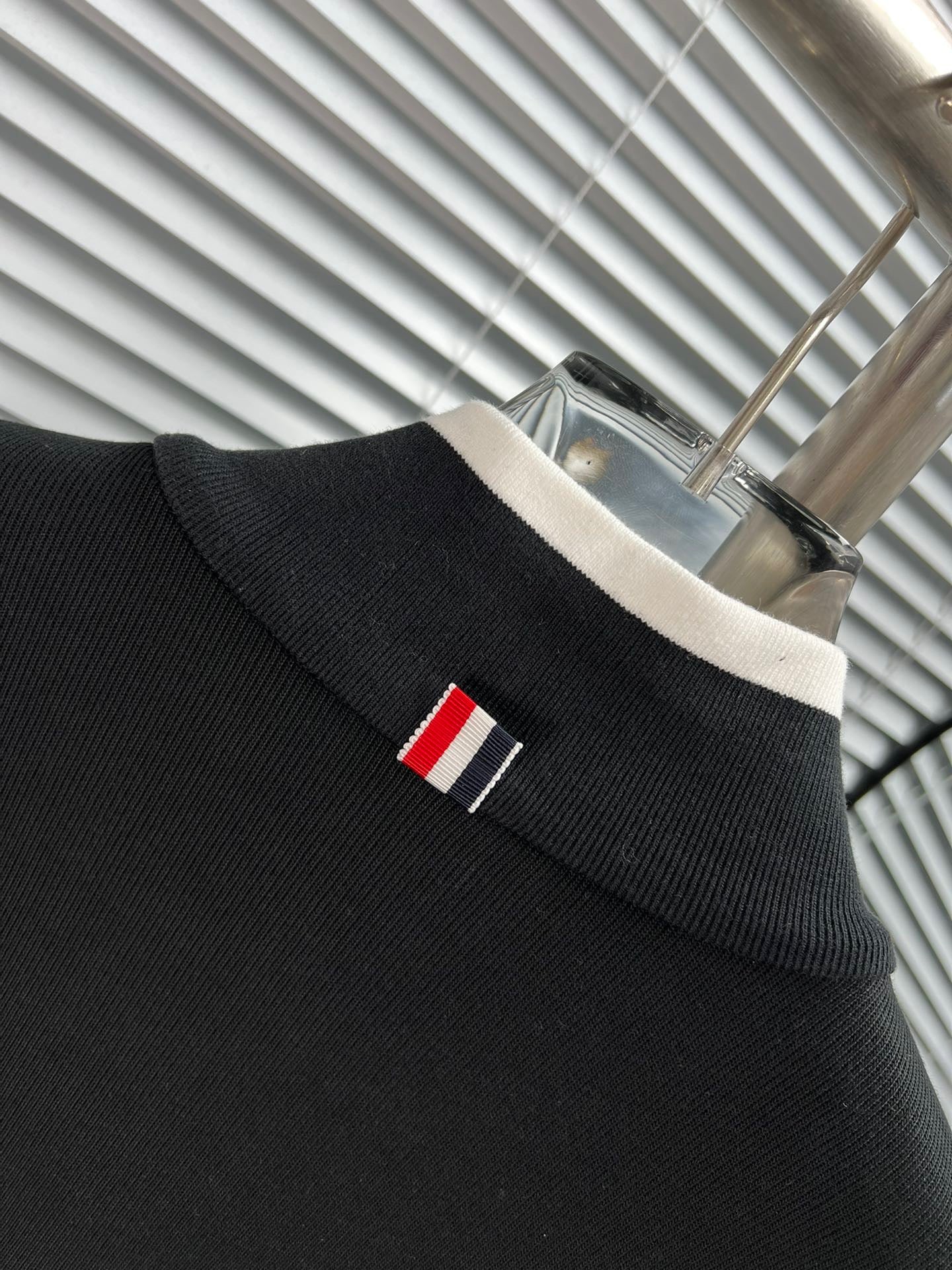 سترة سوداء وزرقاء داكنة