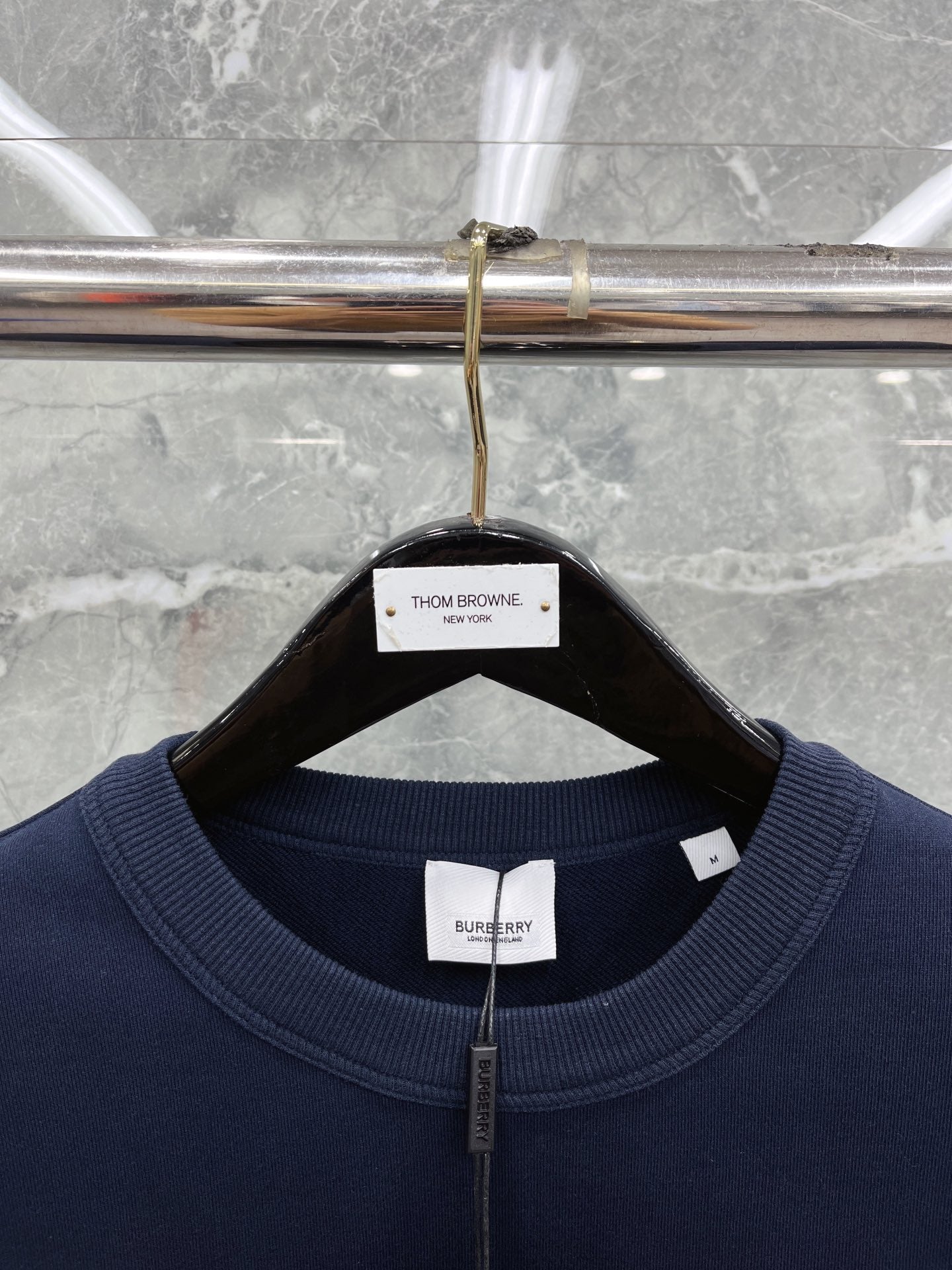 Schwarzes, dunkelblaues und orangefarbenes Trikot