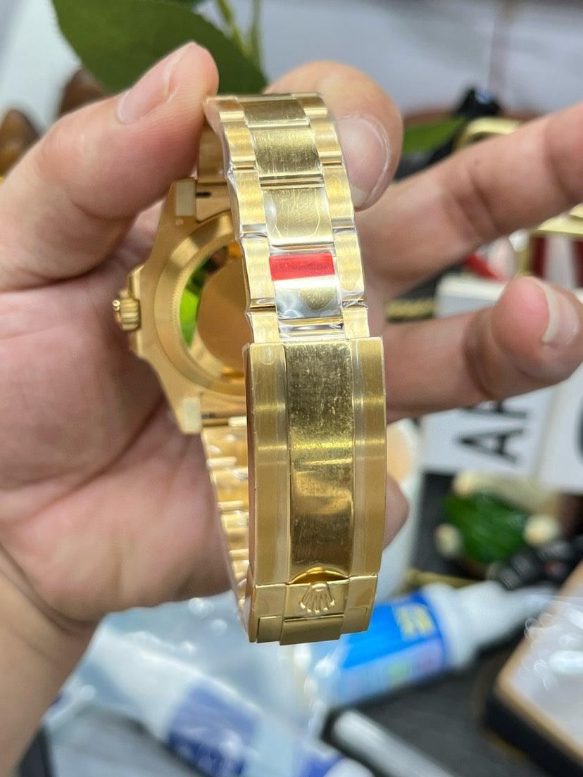Goldschwarze Uhr