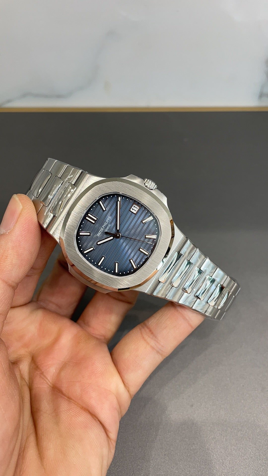Weiß-schwarze Uhr