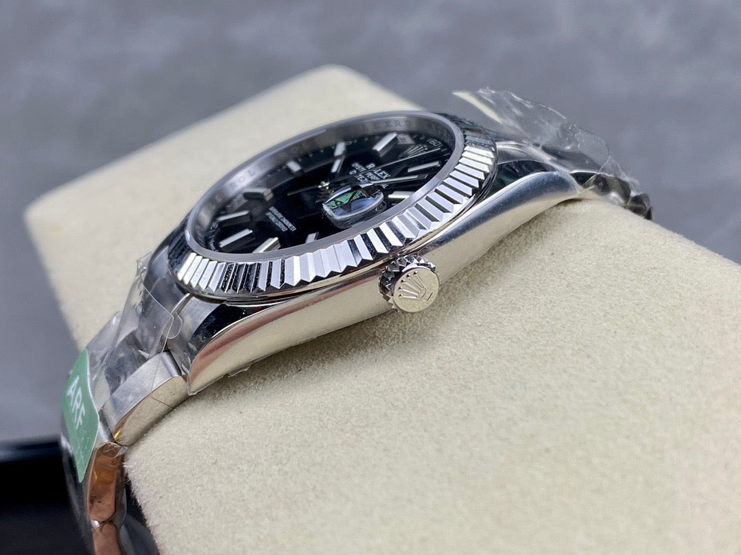 Weiß-schwarze Uhr