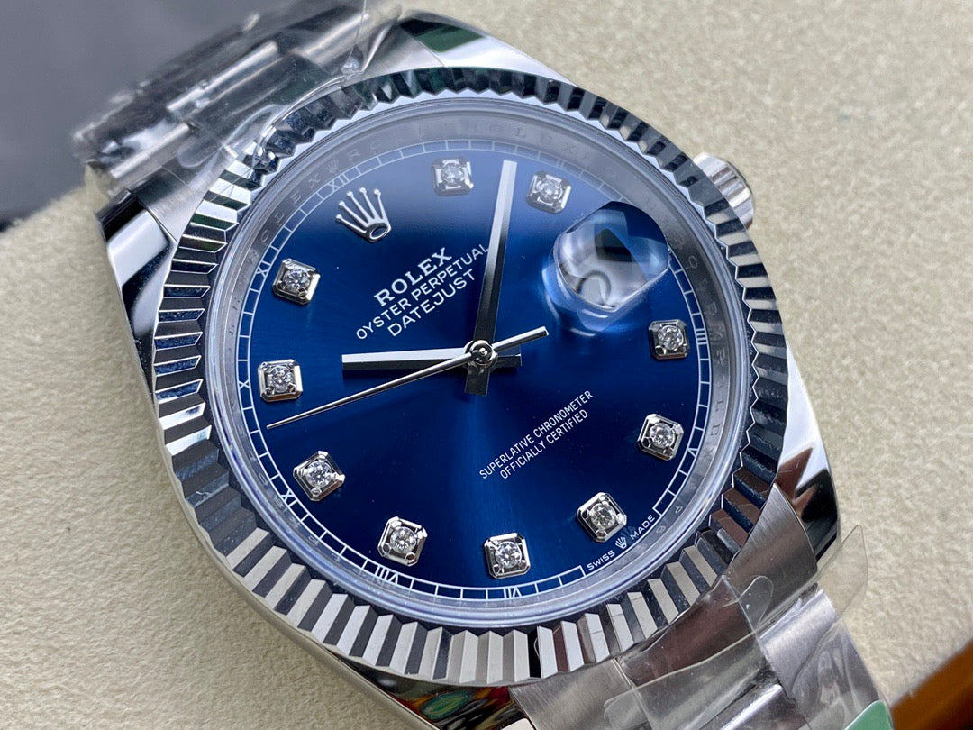 Weiß-blaue Uhr