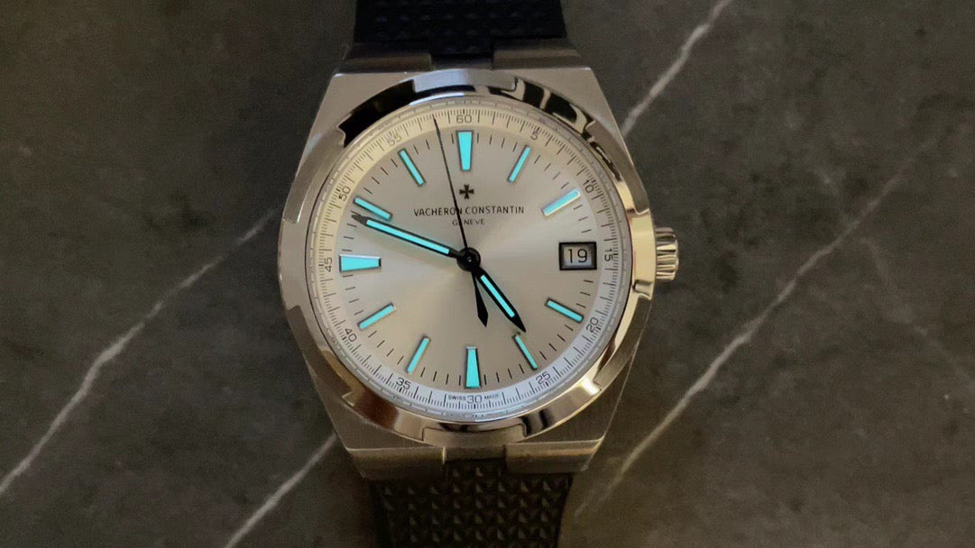 Schwarz-weiße Uhr