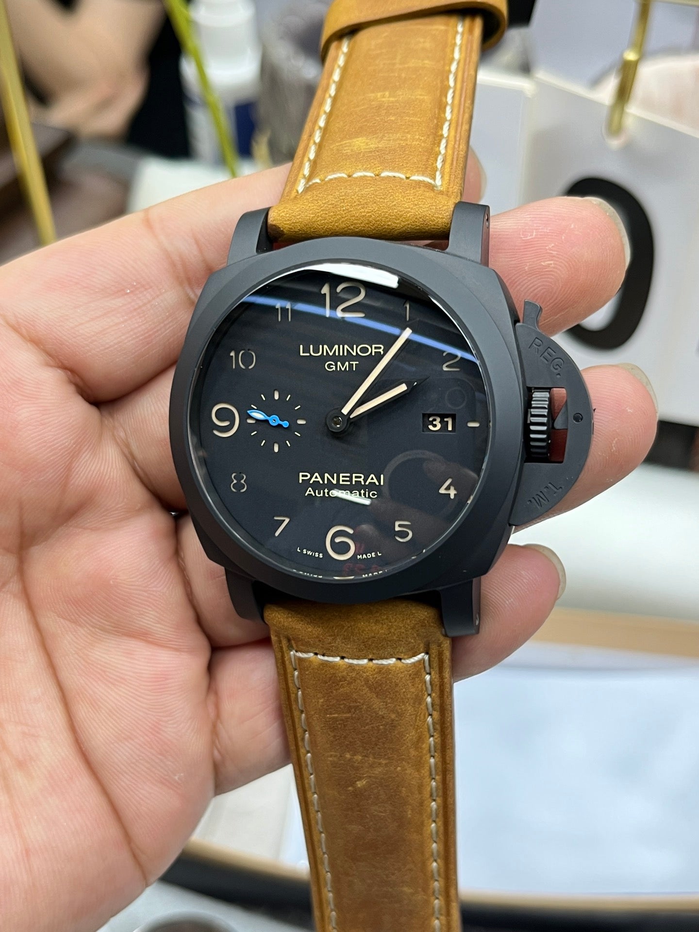 Braun-schwarze Uhr